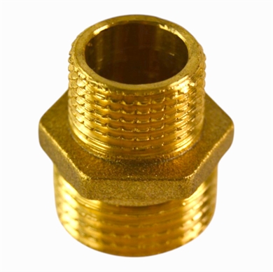 Metalnippel med udvendig gevind til reduktion fra 1/2" til 3/8" - til samling af to slanger.